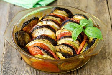 Geleneksel Fransız yemeği ratatouille. Patlıcanlı, domatesli ve kabaklı sebzeli güveç.