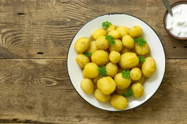 Batatas Fervidas Jovens Com Salsa Contexto Rústico — Fotografia de Stock