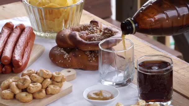 Traditioneel Oktober Feest Eten Bier Uit Fles Een Glas Gieten — Stockvideo