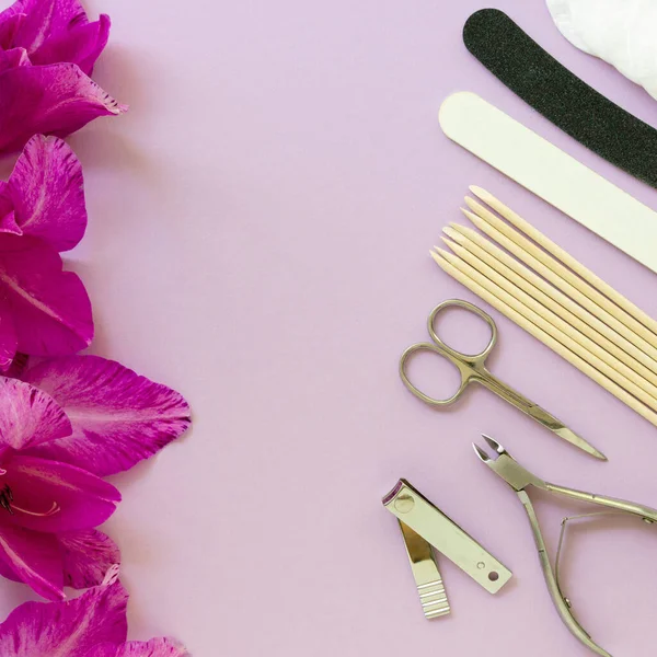 Manicure Pedicure Przedmioty Kwiatów Gladiolus Tle Liliowym Miejsce Tekst — Zdjęcie stockowe