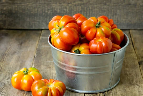 Tomates Vermelhos Maduros Tigela Metal Sobre Fundo Madeira — Fotografia de Stock