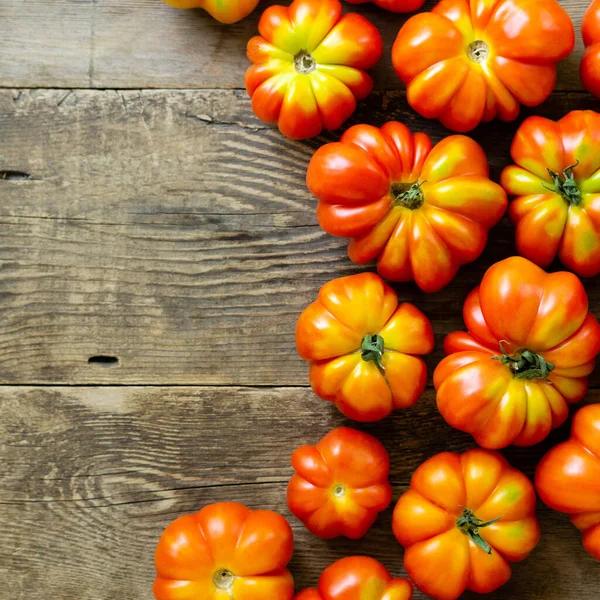 Colocação Plana Tomates Vermelhos Maduros Fundo Madeira Velho Espaço Para — Fotografia de Stock