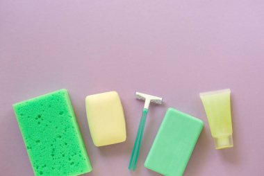 Düz banyo ve hijyen ürünleri. Ustura, sabun ve leylak arkaplanda bez. Metin için boşluk