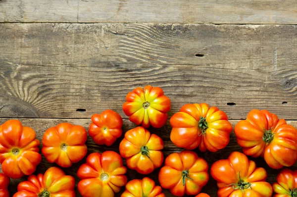 Colocação Plana Tomates Vermelhos Maduros Fundo Madeira Velho Espaço Para — Fotografia de Stock