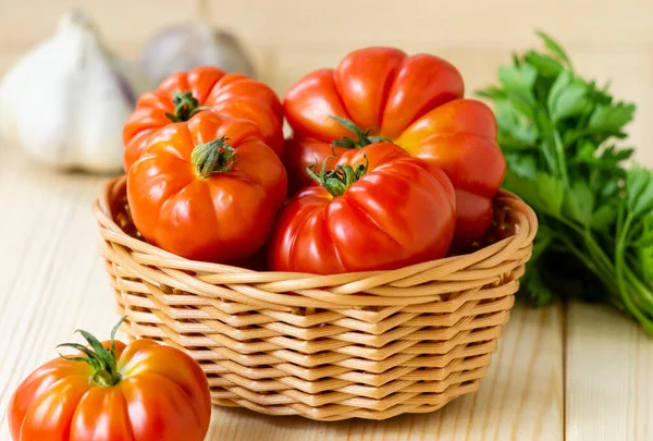 Tomates Vermelhos Maduros Cesta Fundo Madeira Leve — Fotografia de Stock