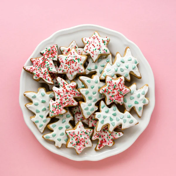 自制的圣诞姜饼 形状像星星和白板上的树 俯瞰全景 — 图库照片