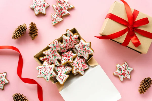 Hausgemachte Lebkuchen Form Von Bäumen Und Sternen Geschenkschachtel Auf Rosa — Stockfoto