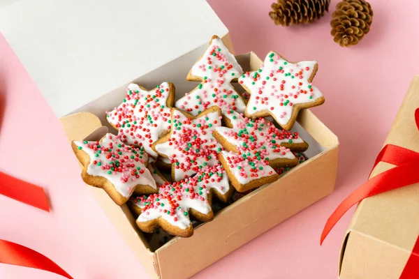 Різдвяне Імбирне Печиво Формі Дерев Зірок Коробці Рожевому Фоні — стокове фото