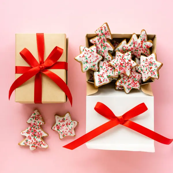 自制的圣诞姜饼 绿树成荫 繁星点缀在粉红背景礼品盒中 尽收眼底 — 图库照片