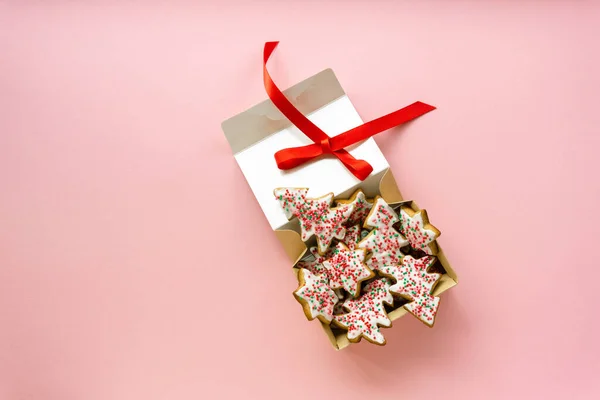 Hausgemachte Lebkuchen Form Von Bäumen Und Sternen Geschenkschachtel Auf Rosa — Stockfoto