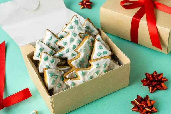 Biscoitos Gengibre Natal Forma Árvores Caixa Sobre Fundo Hortelã — Fotografia de Stock