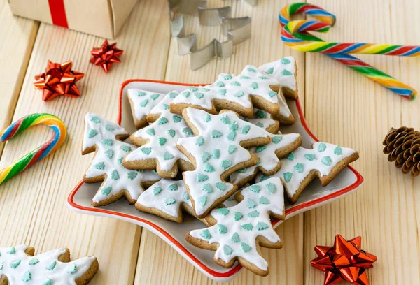 Weihnachts Und Neujahrsbacken Hausgemachte Lebkuchen Form Von Bäumen Teller Auf — Stockfoto