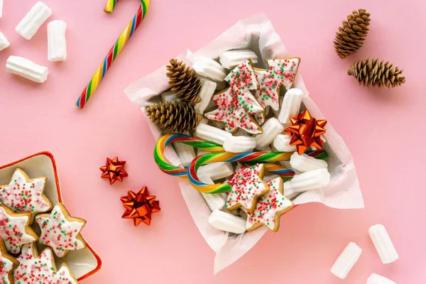 Geschenkbox Für Weihnachten Oder Neujahr Mit Lebkuchen Marshmallows Und Lutschern — Stockfoto