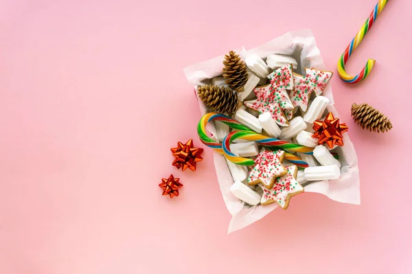 Natal Caixa Presente Ano Novo Com Biscoitos Gengibre Marshmallows Pirulitos — Fotografia de Stock