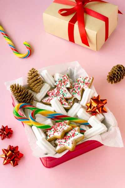 Natal Caixa Presente Ano Novo Com Biscoitos Gengibre Marshmallows Pirulitos — Fotografia de Stock