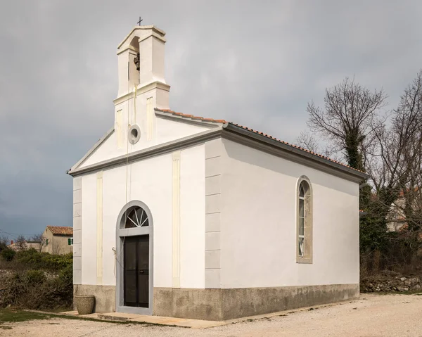 Kerkje Pernat Eiland Cres Kroatië Een Bewolkte Dag Het Voorjaar — Stockfoto