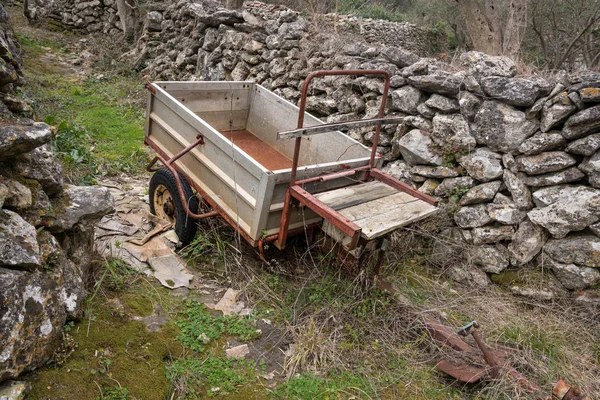 Kleiner Alter Rostiger Anhänger Der Neben Einer Steinmauer Steht Insel — Stockfoto