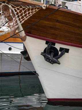 Siyah çapa (ada Cres, Hırvatistan ile bir yelkenli teknenin yay)