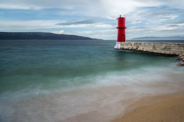 Cres (Hırvatistan) bahar kırmızı fener bulutlu bir günde