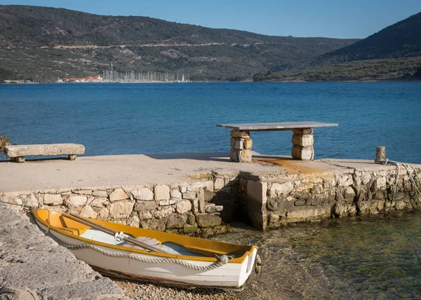 Bangku Tua Dan Perahu Dayung Kecil Pantai Cres Kroasia Pada — Stok Foto
