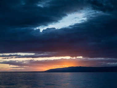 Istria (Hırvatistan Adriyatik Denizi üzerinde kara bulutlar ile dramatik günbatımı)