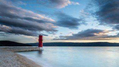 Cres (Hırvatistan) bahar kırmızı fener bulutlu bir günde