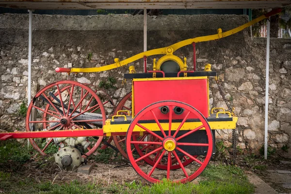 Alte Alte Manuelle Rot Gelbe Pumpe Der Feuerwehr Kroatien — Stockfoto
