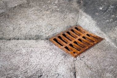 Eski paslı sokak rendeleyin Cres (Hırvatistan deniz kenarında)