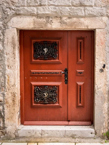 Çok Düşük Küçük Kahverengi Kapı Ahşap Cres Hırvatistan — Stok fotoğraf