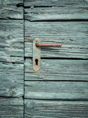 Closeup Cres, Hırvatistan için eski bir yeşil ahşap kapı kolu