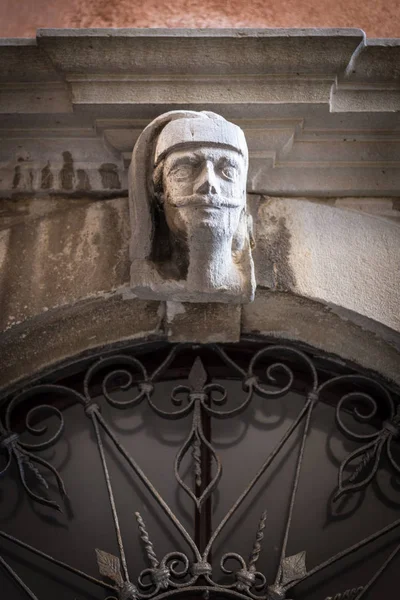 Cabeza Con Bigote Sombrero Piedra Sobre Una Entrada Una Antigua — Foto de Stock