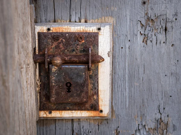 Κοντινό Πλάνο Της Ένα Παλιό Σκουριασμένο Κλείδωμα Από Μια Ξύλινη — Φωτογραφία Αρχείου