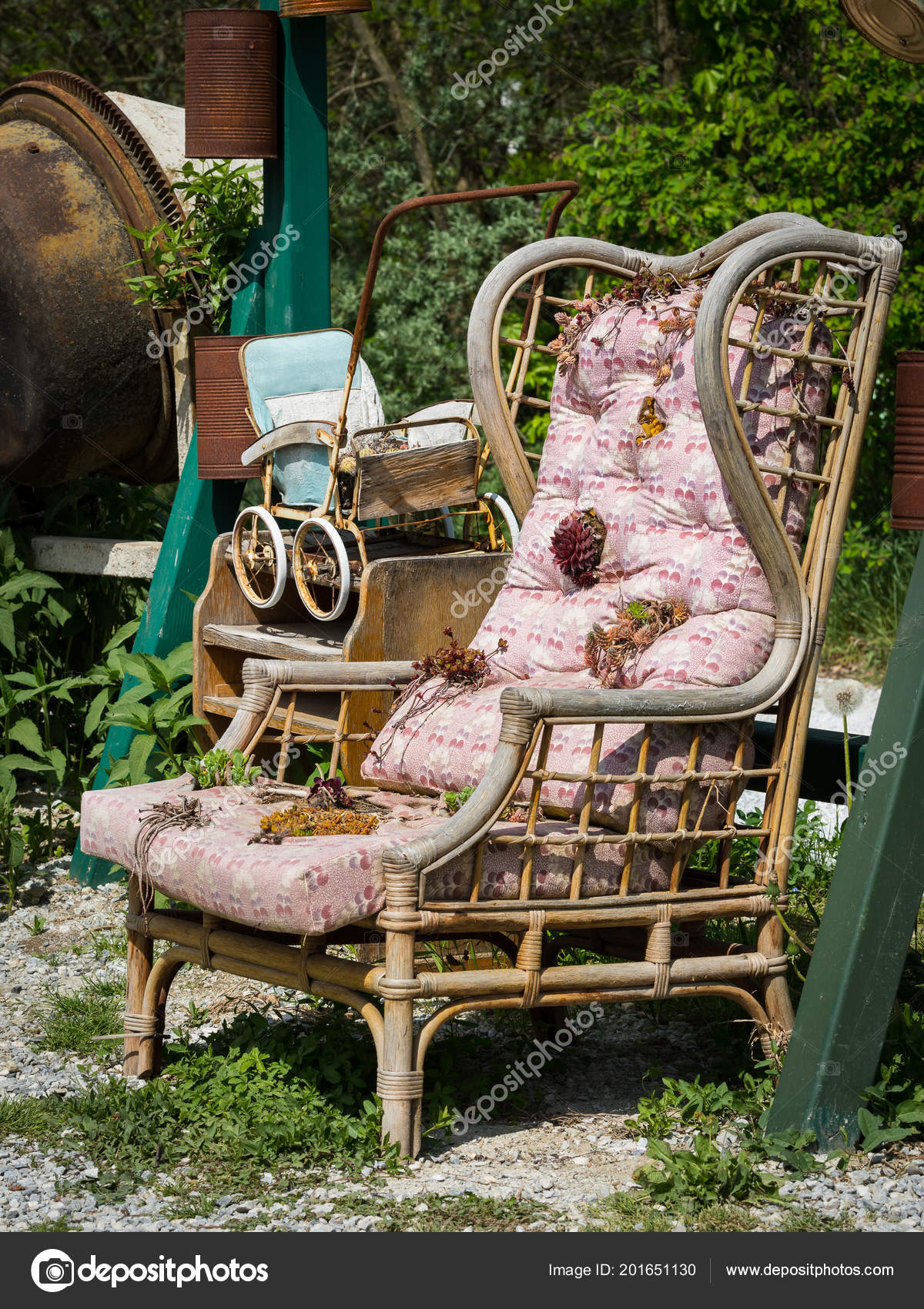 Alter Stuhl Als Dekoration Garten Sonniger Fruhlingstag Stockfoto C Coboflupi 201651130