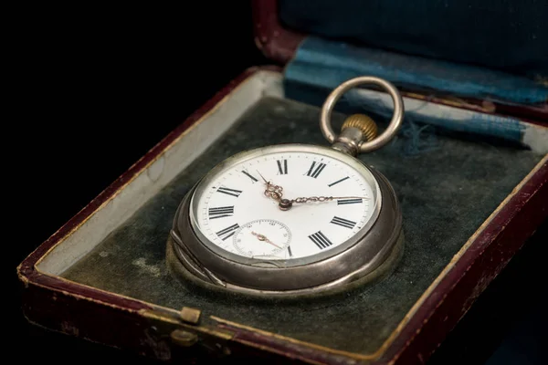 Primer Plano Viejo Reloj Bolsillo Usado Una Caja Una Superficie — Foto de Stock