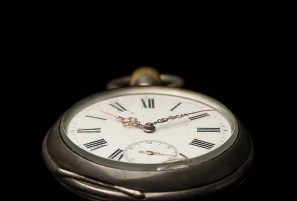 Primer Plano Viejo Reloj Bolsillo Usado Sobre Una Superficie Reflectante — Foto de Stock