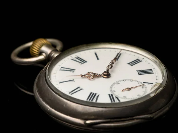 Primer Plano Viejo Reloj Bolsillo Usado Sobre Una Superficie Reflectante — Foto de Stock