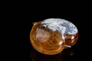 Kahverengi Beyaz şeffaf taş, şekil, siyah bir yansıtıcı yüzey üzerinde yalan bir kalp