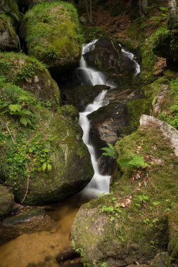 Şelale, cascade arasında büyük kayalara dağ geçidi Ysperklamm (Waldviertel, Avusturya)