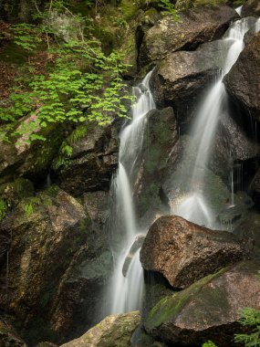 Şelale, cascade arasında büyük kayalara dağ geçidi Ysperklamm (Waldviertel, Avusturya)