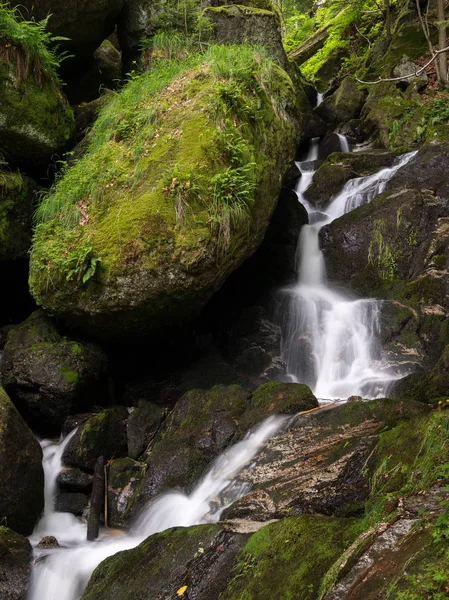Şelale, cascade arasında büyük kayalara dağ geçidi Ysperklamm (Waldviertel, Avusturya)