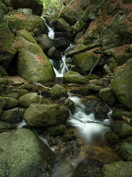 Şelale, cascade arasında büyük kayalara dağ geçidi Ysperklamm (Waldviertel, Avusturya)