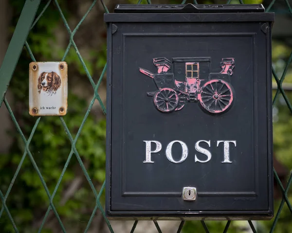 Μεταλλικά Γραμματοκιβωτίου Προπονητή Τον Mail Και Υπογράψει Σκυλί Που Λέει — Φωτογραφία Αρχείου