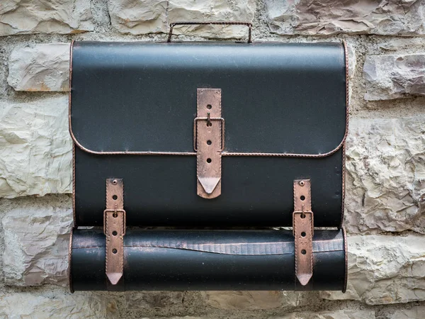 Metalden yapılmış bir çantanı şeklinde posta kutusu