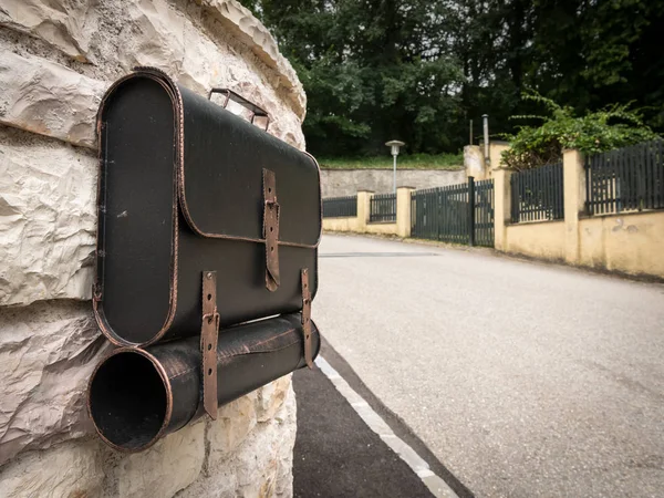 Metalden Yapılmış Bir Çantanı Şeklinde Posta Kutusu — Stok fotoğraf