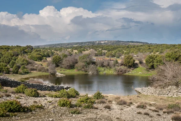 Küçük Gölet, koyun bahar yakınındaki Srem (ada Cres, Hırvatistan için sulama yer)