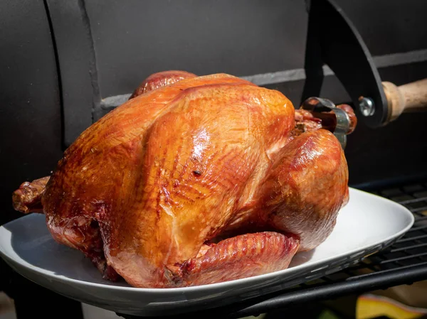 Closeup Smoked Turkey White Plate Front Black Smoker — Stock Photo, Image