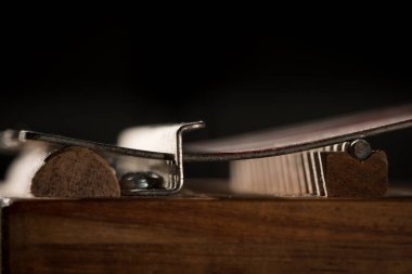 Bir başparmak piyanoyla (Kalimba, Mbira) gümüş ve kırmızı çatalın dişlerini ayrıntılarını