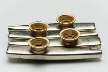 Beyaz bir yansıtıcı yüzey üzerinde metal düdükler closeup