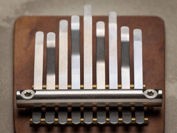 Детали маленького пальца фортепиано с серебряными зубцами, коричневое дерево

