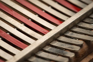 Bir başparmak piyanoyla (Kalimba, Mbira) gümüş ve kırmızı çatalın dişlerini ayrıntılarını